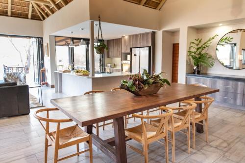 Restaurant, Moya Safari Villa in Hoedspruit