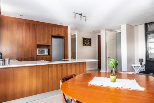 Elegant Beachfront 192 Eden on the Bay Beachfront Apartment, Blouberg, Cape Town