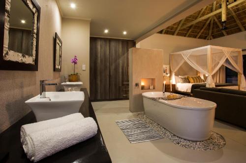 223767672 Moya Safari Villa