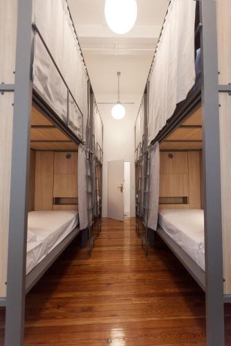 Bed in 8-Bed Mixed Dormitory Room image 1
