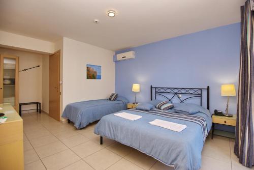 1 queen bed, 1 twin bed