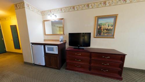 Country Inn & Suites by Radisson, St. Cloud East, MN