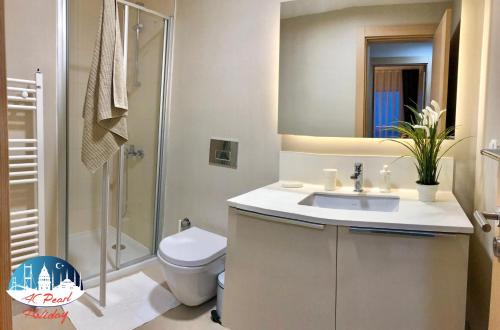  High floor apartment! Garden view and balcony! in Istanbul