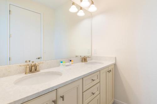 Comfortable Cottage near Disney with Hotel Amenities at Margaritaville 8009SS - image 5