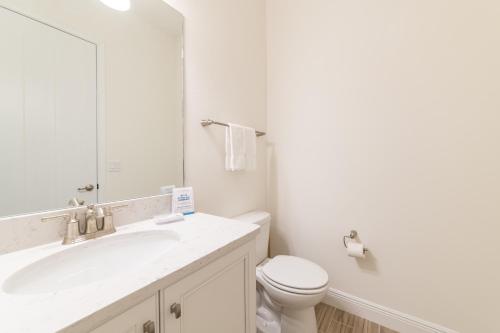 Lavish Cottage with Hot Tub Near Disney at Margaritaville 3008SP - image 9