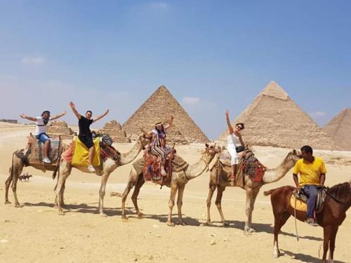 Queen Pyramids View Inn Stop at Queen Pyramids View Inn to discover the wonders of Cairo. Both business travelers and tourists can enjoy the propertys facilities and services. To be found at the property are free Wi-Fi in a