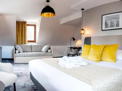 1 queen bed, 1 sofa bed