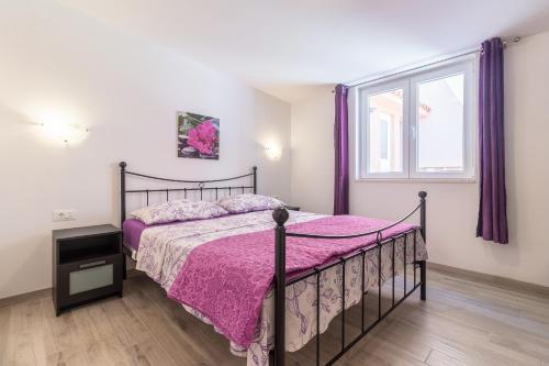1 queen bed, 1 sofa bed
