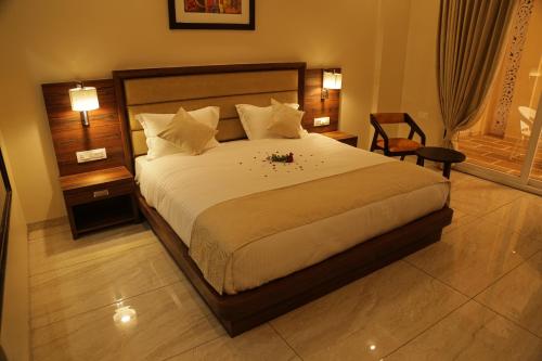 Superior Double Room with Balcony image 5