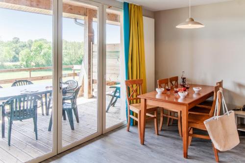 One-Bedroom Apartment with Sleeping Alcove and Terrace or Balcony (7 people)