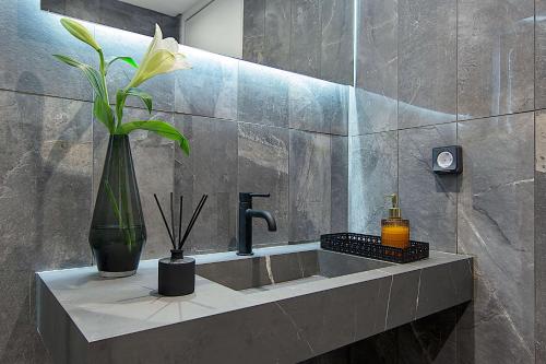 Athens Imperial Suites - Luxury Living - image 14