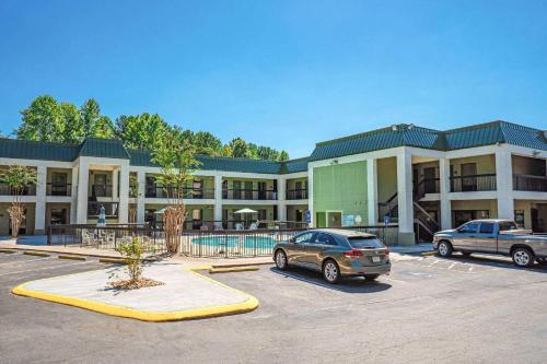 Quality Inn & Suites near Six Flags - Austell - Hotel