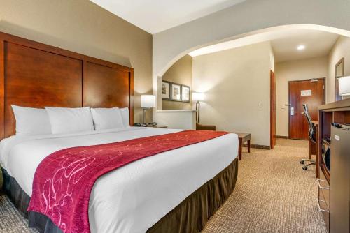 Comfort Suites Downtown Sacramento Comfort Suites Downtown Sacramento is a popular choice amongst travelers in Sacramento (CA), whether exploring or just passing through. The property features a wide range of facilities to make your st