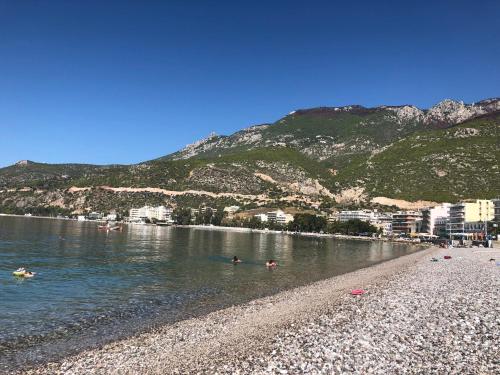  Zwei-Zimmer-Appartement Loutraki, 80m Fußweg zum Strand und Promenade in 20300 Loutraki