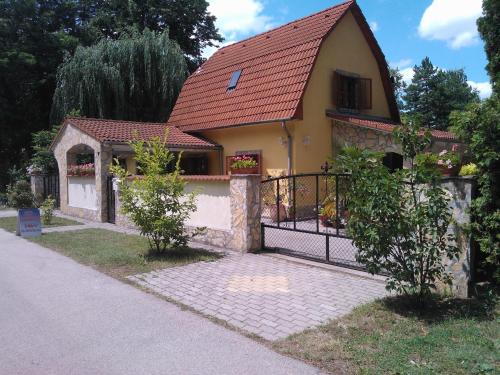  Mediterrán Apartmanház Szántód in Szántód