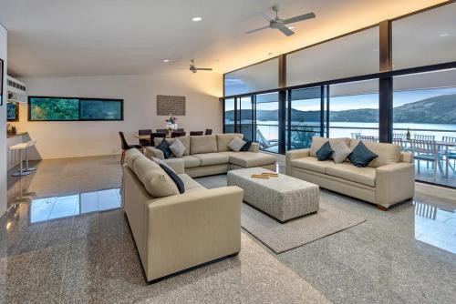 Waves 5 Luxury 3 Bedroom Breathtaking Ocean Views Central Location