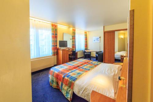 Hotel Pacific - image 7