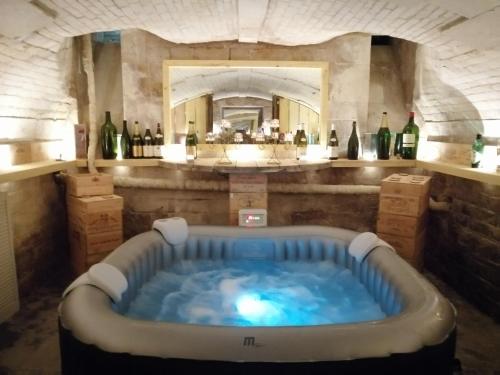 Karstais baseins, Bed & Breakfast Chateau Les Cedres in Bretteville-l'Orgueilleuse
