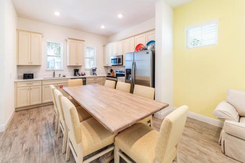 Inviting Cottage with Daily Housekeeping near Disney at Margaritaville 8046Su - image 4