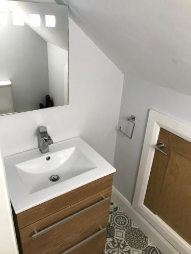 浴室, Lakeside Studio 1 Loft Apartment in 恩尼斯基林市中心