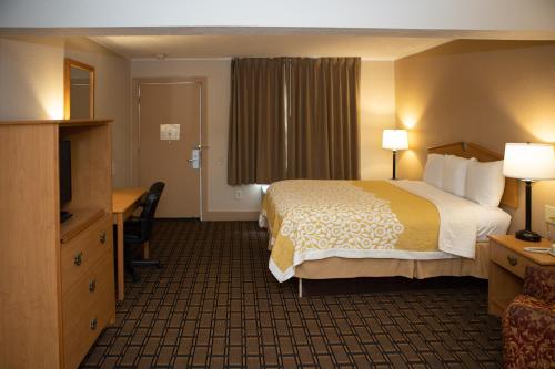 Days Inn by Wyndham Fairmont - image 9
