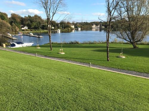 外部景觀, Lakeside Studio 1 Loft Apartment in 恩尼斯基林市中心