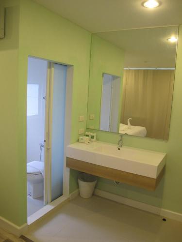 room detail thumbnail 2