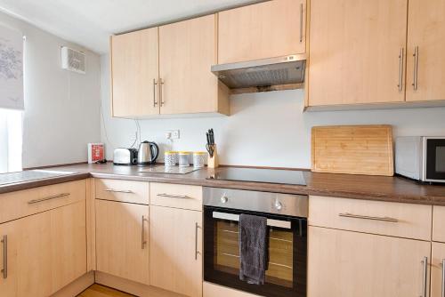keuken, Contractor Base - Parking - TVs in All Rooms in Morriston
