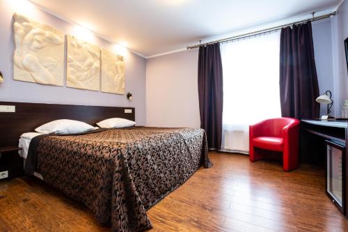 Primo Hotel with FREE parking - image 37