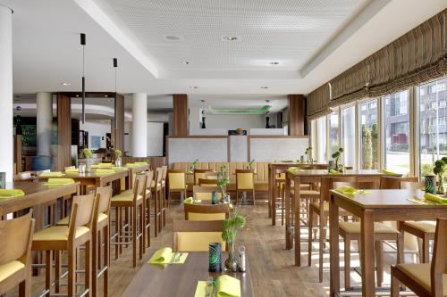 Restaurant, Holiday Inn Express Bremen Airport By IHG in Bremen