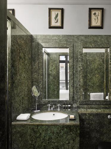 223999232 Blakes Hotel