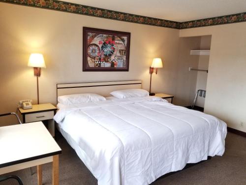 TravelStar Inn & Suites