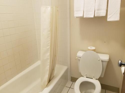 TravelStar Inn & Suites – Colorado Springs, CO
