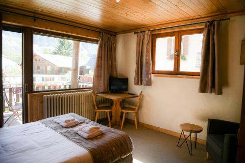 1 double bed, 2 bunk beds