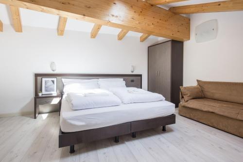 2 bedrooms, 6 beds