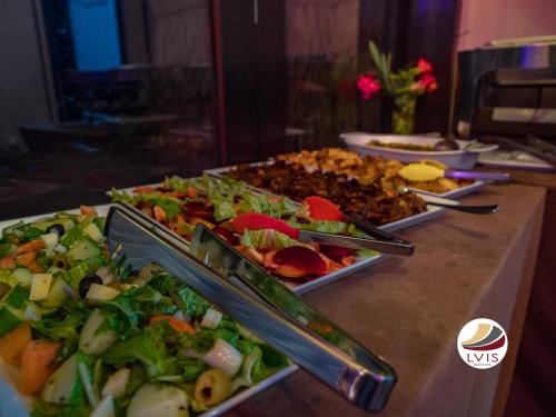 Internationale und lokale Gerichte im hauseigenen Restaurant.