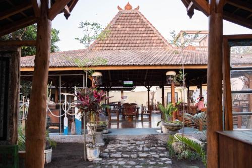 Restaurant, Sunrise Lodge & Lounge in Lovina Beach