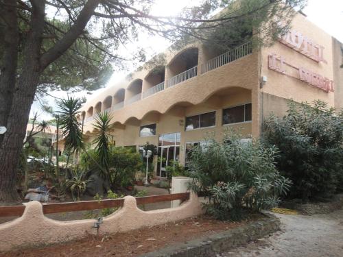 Sissepääs, Hotel le Colibri in Lucciana