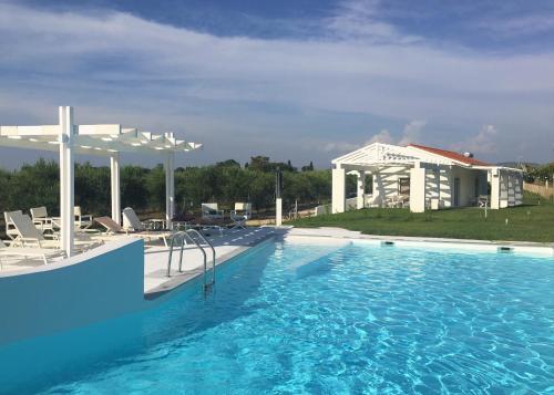  White Villas in Dhounaíika