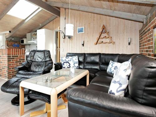 Three-Bedroom Holiday home in Henne 13