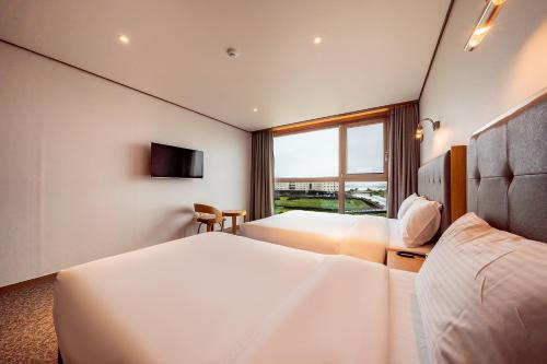 Sunrise Hotel Seongsan Room Type - Deluxe Twin Room with Sea View