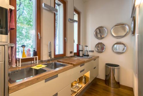 Huge luxury central Prague VILLA, 6 beds and baths, terraces, double garage, Praha (fotografie 9)