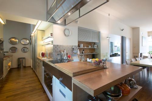 Huge luxury central Prague VILLA, 6 beds and baths, terraces, double garage, Praha (fotografie 8)