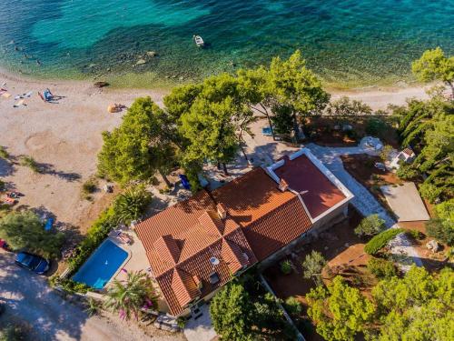 Deluxe Villa Sirena on the beach with Pool
