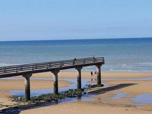 Le So Wild, maison avec jardin, sur les plages du débarquement, à 800 m d'Omaha beach adaptée jeunes enfants, table ping-pong