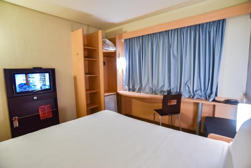 ibis Sao Luis Ibis São Luis is conveniently located in the popular Sao Marcos / Olho dAgua area. The property offers a wide range of amenities and perks to ensure you have a great time. Service-minded staff will 