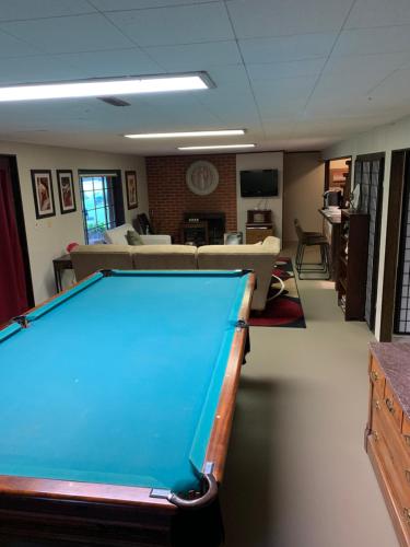 DELIGHTFUL Patio Apartment 9' with Antique Pool Table in SOUTH KC