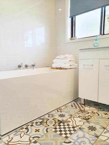 kopalnica, Marazul BEST DEAL - Stone Bathtub, WIFI, Functional - Mandarins and lemons when available in Jervis Bay