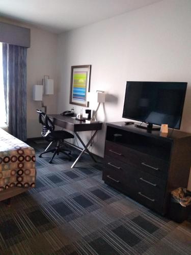 Days Inn by Wyndham Alva - image 2