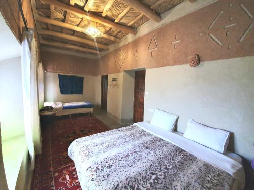 1 double bed, 1 twin bed